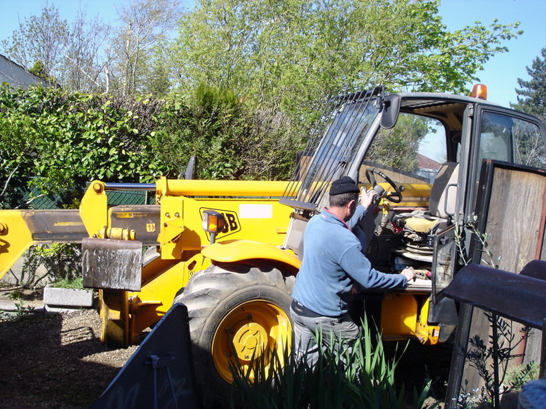 terrassement x 800 DSC01998 Travaux bassin Avril 2011.JPG