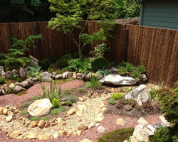 11 backyard-fence-ideas-Landscape-Contemporary-with-bark-mulch-Basalt-Dish (2)