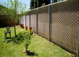 11 backyard-fence-ideas-Landscape-Contemporary-with-bark-mulch-Basalt-Dish (3)