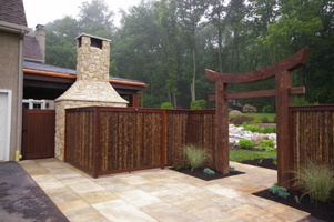 11 backyard-fence-ideas-Landscape-Contemporary-with-bark-mulch-Basalt-Dish (4)
