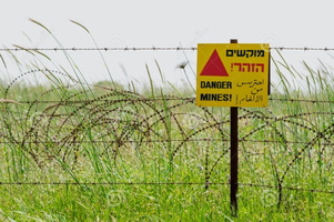 la-barrière-et-l-avertissement-de-garde-de-fil-de-rasoir-se-connectent-le-champ-de-mines-31067509