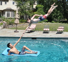 ; 0 -insolite-28La Création d'Adam à la piscine