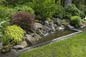 Modern-Backyard-Gardening-Ideas-With-Pond-Backyard-Water-Features-600x398
