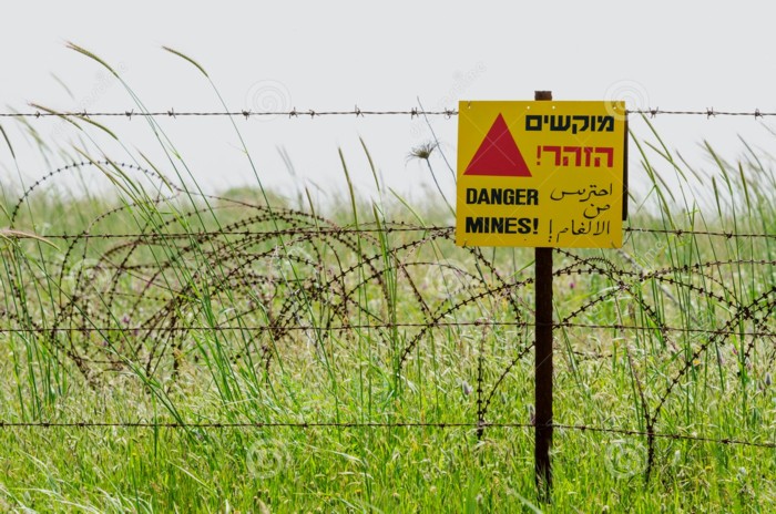 la-barrière-et-l-avertissement-de-garde-de-fil-de-rasoir-se-connectent-le-champ-de-mines-31067509.jpg